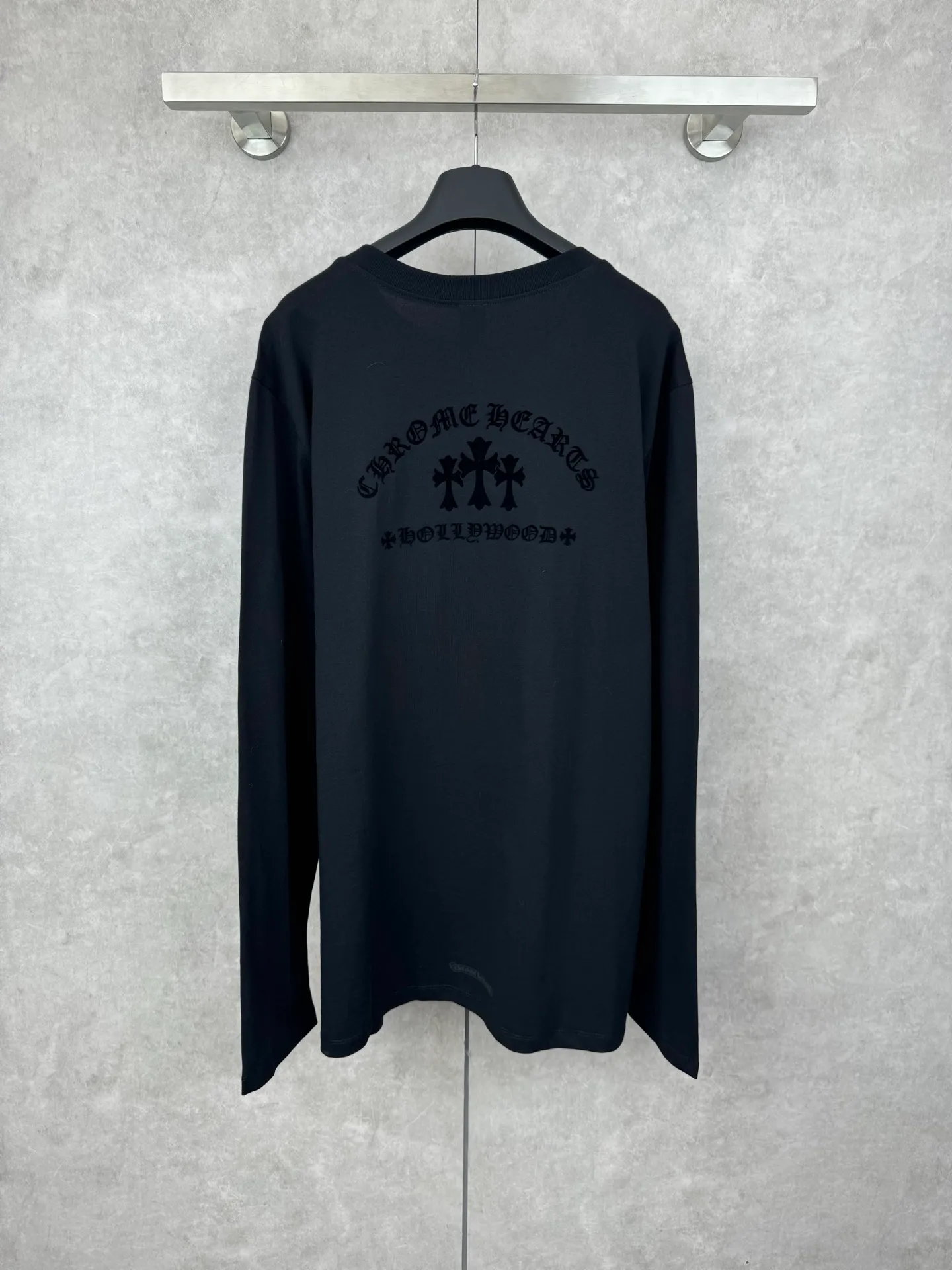 P300 Chrome Hearts/Chrome Hearts CH Black flocked cross round neck long sleeves Size: S/M/L/XL Custom-woven and dyed 40-yarn fabric with a scratchy surface pattern. The ready-made garments are made of YB consistent electrostatic flocking technology. It is not an ordinary lettering mold technology. The colors are also different at different angles. Brand new collar label (not the previous leather label) and washed label.